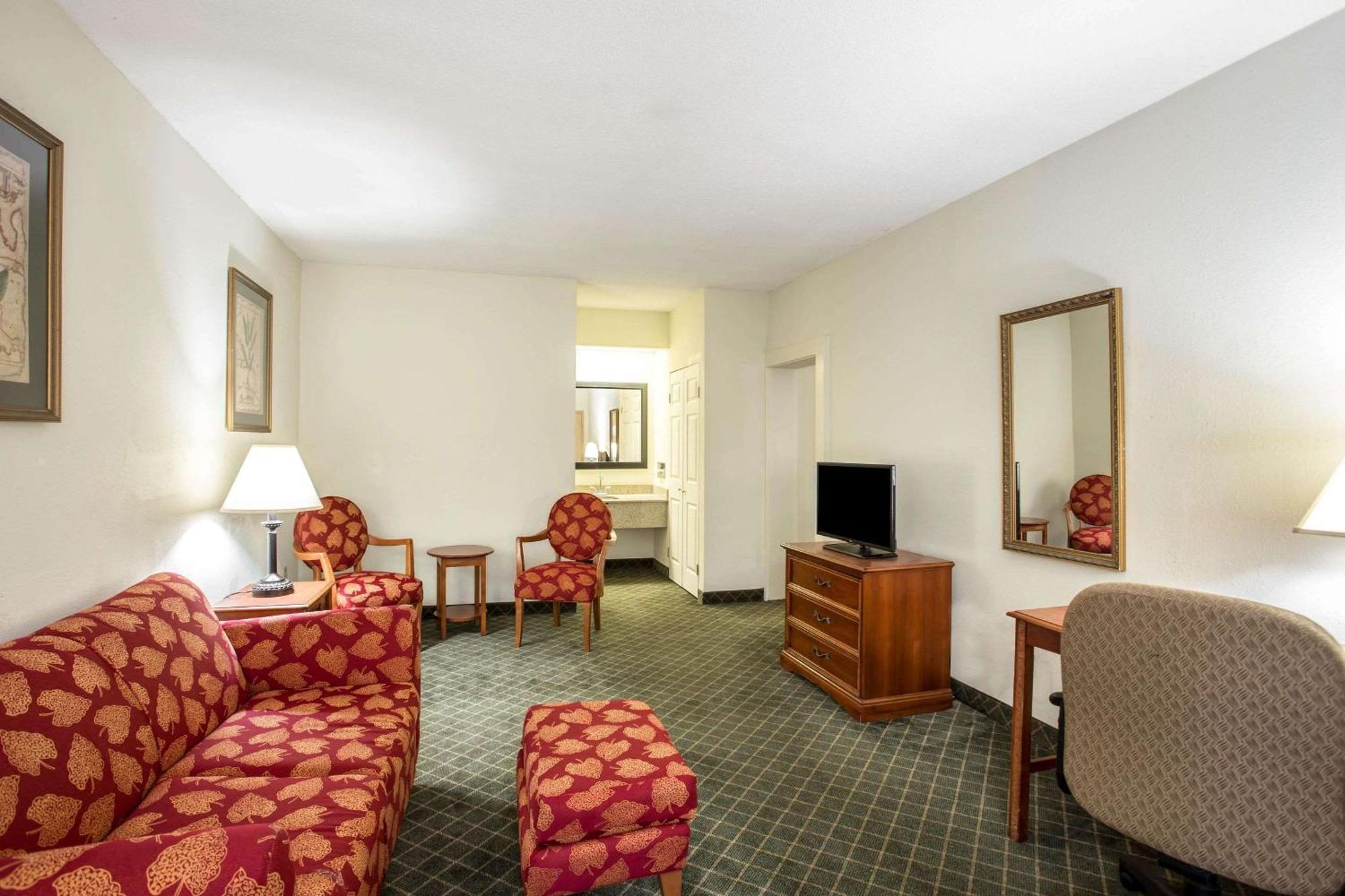 Clarion Inn & Suites Aiken South Exterior foto